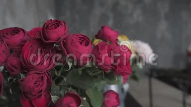 合上盛开的红玫瑰.. <strong>鲜花店</strong>，车间.. 花卉、手工制作和艺术品概念